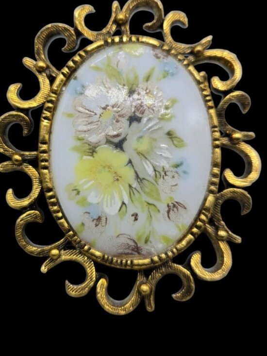 Jewelry - VTG Floral Porcelain Cameo Brooch Pendant Brooch Gold Tone Openwork Filigree